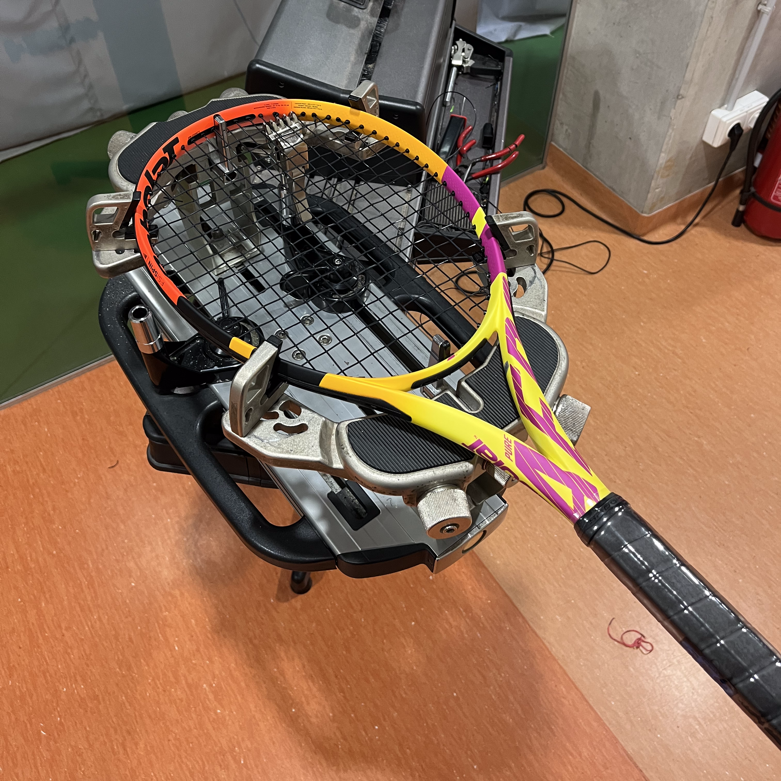 Teniso raketės stygų vėrimas